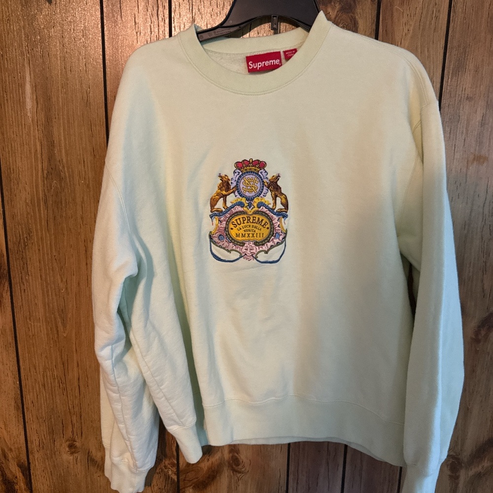 Supreme Crew Neck in light green. Size M S23